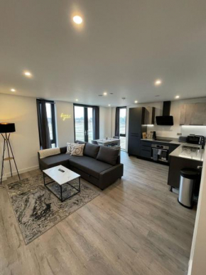 Stylish Central Apt - Sleeps 8 - Parking - Gym